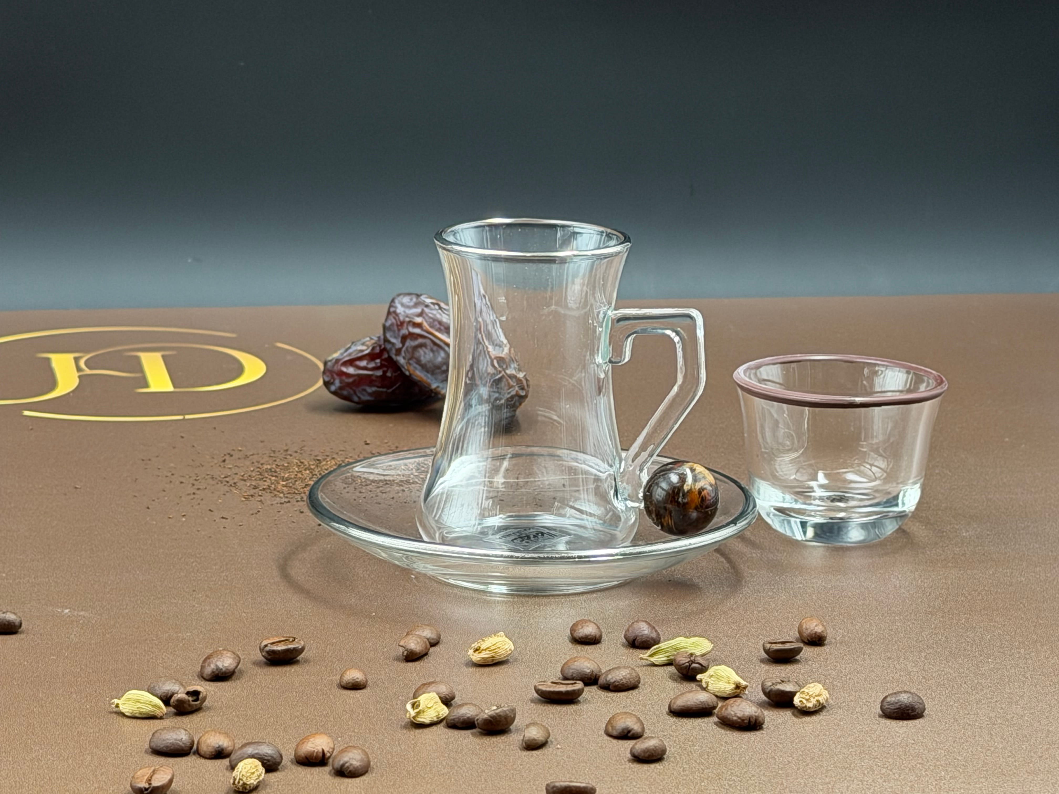 كاسات شاي وقهوة